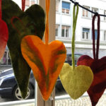 Bunte Filzherzen im Fenster