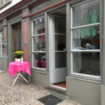 Laden Fassade mit offener Türe